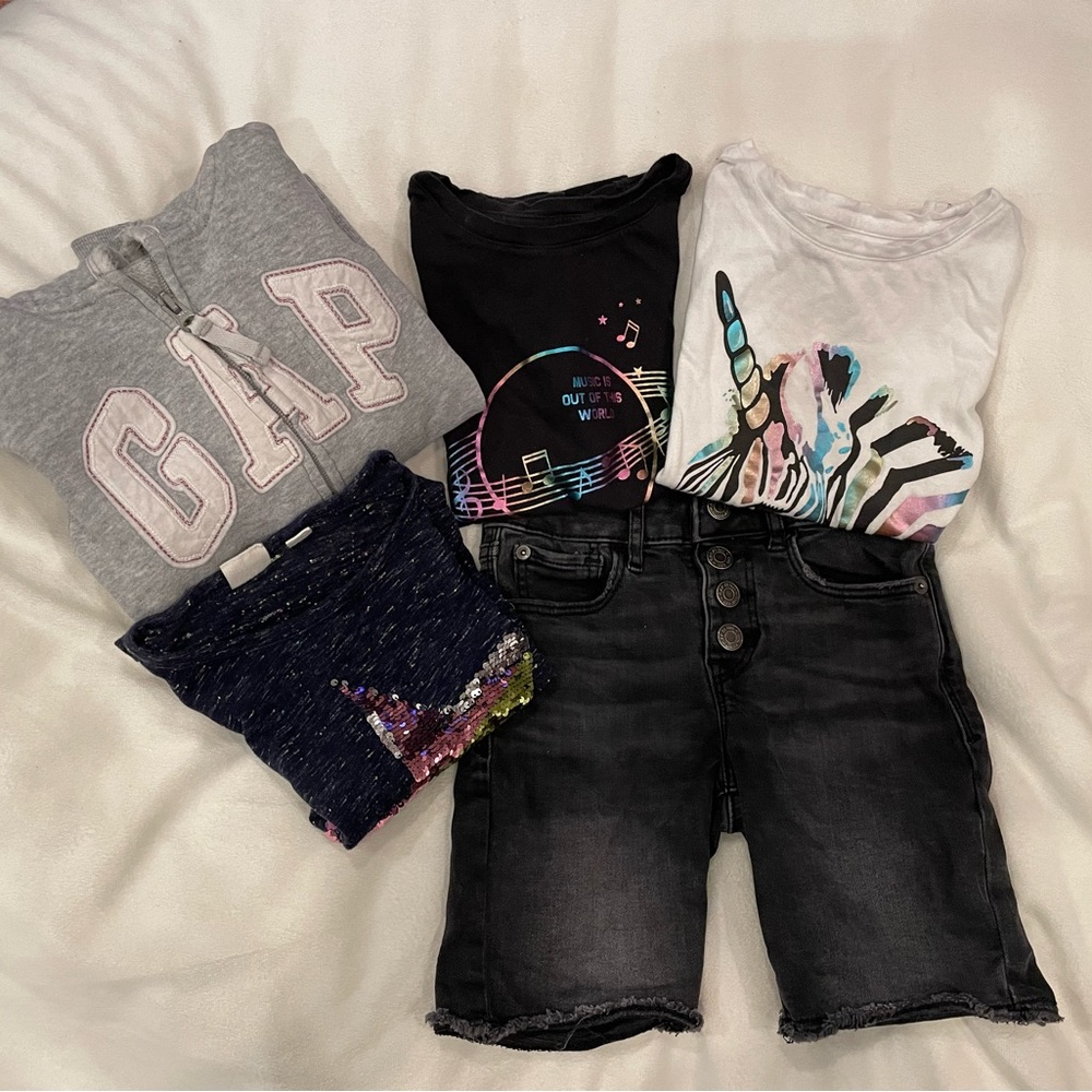 Gap Small (6-7) bundle of shirts, sweatshirt and shorts.